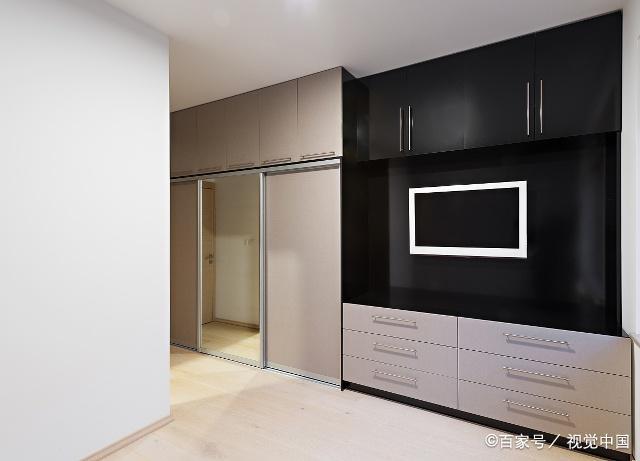 去选“定制衣柜”，，，，，，带了设计师闺蜜，，，，，，4个问题“问倒”商家